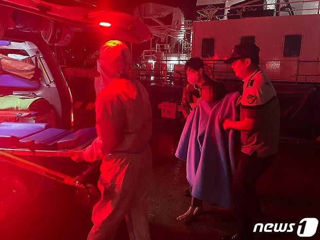 17일 새벽 해경이 여수국동항 바다에 빠진 50대 여성을 구조해 병원으로 이송하고 있다(여수해경 제공)2021.9.17/© 뉴스1