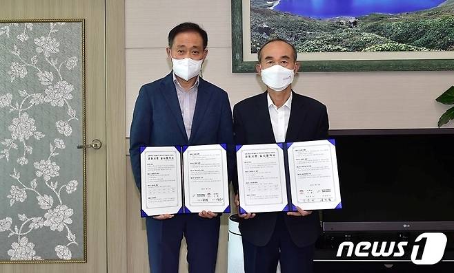 김승철 LH 전북지역본부장(사진 왼쪽)과 박준배 김제시장(오른쪽)이 김제 백구제2특장차 산업단지 공동시행 실시협약 체결하고 있다.© 뉴스1