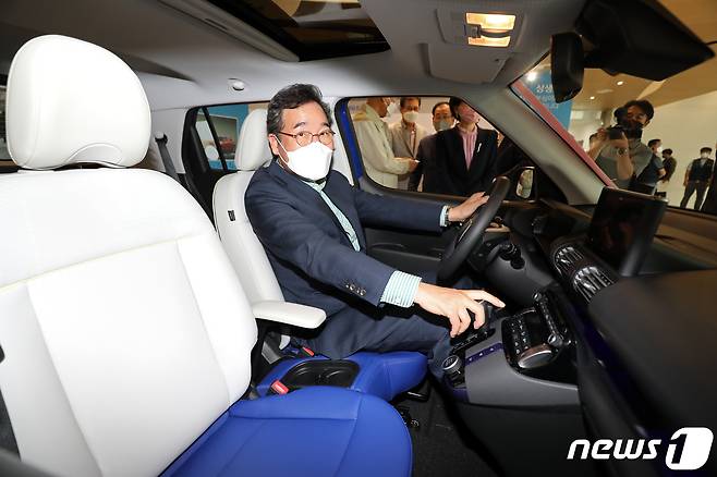 더불어민주당 대선 경선 후보인 이낙연 전 대표가 16일 오후 광주 광산구 빛그린산업단지 광주글로벌모터스(GGM) 본관동 로비에 전시된 현대차 경형SUV '캐스퍼'에 탑승해 차량 내부를 둘러보고 있다. 2021.9.16/뉴스1 © News1 황희규 기자