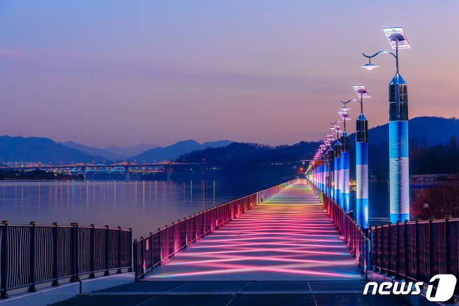 한국관광공사의 야간관광지 100선에 선정된 충주 탄금호 무지개길 모습.(뉴스1 DB)2021.9.17/© 뉴스1