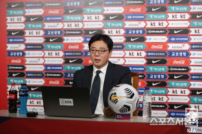 황선홍 U-23 대표팀 감독이 16일 화상 기자회견에서 질문에 답하고 있다. 제공 | 대한축구협회