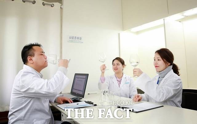 코웨이가 물을 연구하는 연구원 전문성 향상을 목적으로 워터 소믈리에 프로그램을 기획했다. /코웨이 제공