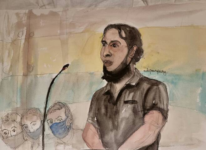 프랑스의 한 미술가가 법정에 선 테러범 살라 압데슬람의 진술 장면을 그린 스케치. 법정 내부 사진 촬영이 금지됐다./로이터 연합뉴스