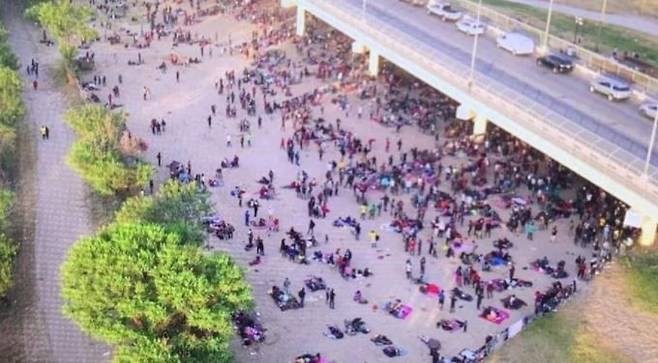 미국과 멕시코를 잇는 인터네셔널 다리 밑에서 수천명의 아이티 이민자들이 노숙하고 있다. / Cassandra Webb 트위터