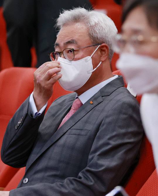 김준 SK이노베이션 대표이사가 16일 오전 서울 종로구 SK서린빌딩에서 SK이노베이션 임시 주주총회에 참석해 개회를 기다리며 생각에 잠겨 있다. <SK이노베이션 제공>