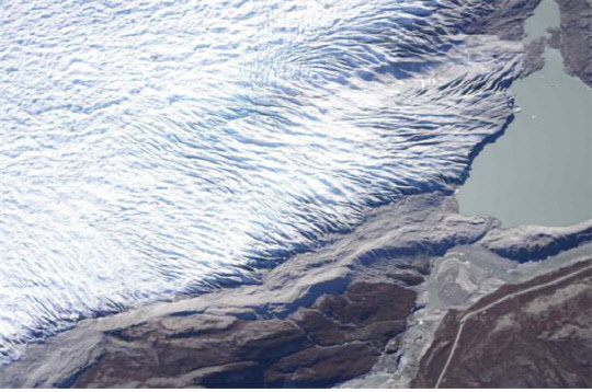 국내 기상관측용 드론을 고도 1.5㎞에서 촬영한 그린란드 러셀 빙하 모습으로, 빙하 소실량을 정밀 정량화하는 연구에 활용된다.



과기정통부 제공