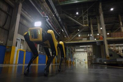 현대차그룹은 17일(금) 산업현장의 위험을 감지하고 안전을 책임지는 '공장 안전 서비스 로봇(Factory Safety Service Robot, 팩토리 세이프티 서비스 로봇)'을 최초로 공개하고 기아 오토랜드 광명 내에서 최근 시범 운영을 시작했다고 밝혔다. 사진은 현대차그룹 '공장 안전 서비스 로봇'.  [현대차그룹 제공]