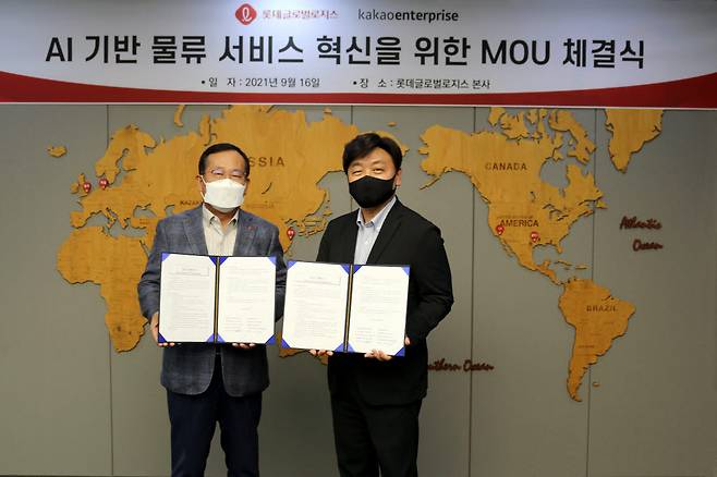 카카오엔터프라이즈는 지난 16일 서울 중구 롯데글로벌로지스 본사에서 백상엽 카카오엔터프라이즈 대표(오른쪽), 박찬복 롯데글로벌로지스 대표가 참석한 가운데 인공지능(AI) 기반 물류 생태계를 구축하고 비즈니스 모델 확대를 위한 업무협약(MOU)을 체결했다.