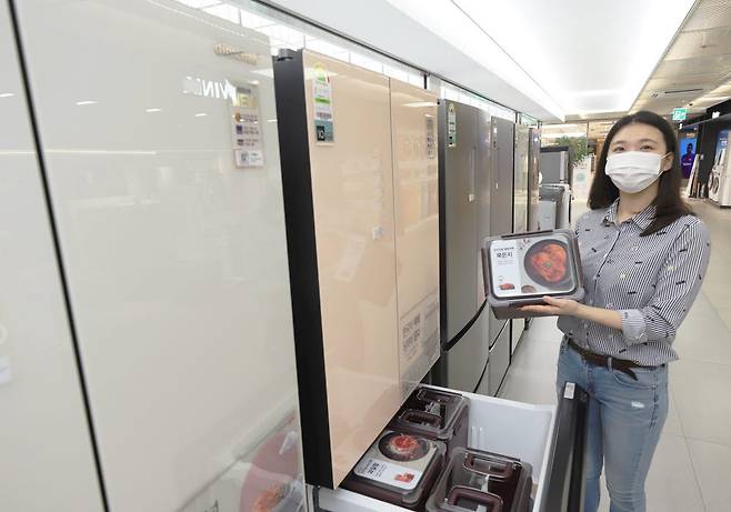 롯데하이마트 메가스토어 잠실점에서 모델이 딤채 김치냉장고 행사 상품을 소개하고 있다.