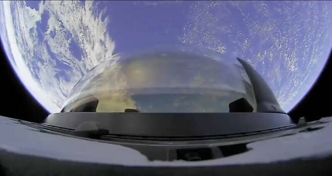 인스피레이션 우주선 꼭대기의 조망용 투명돔. 아직 비어 있다. 스페이스엑스 제공