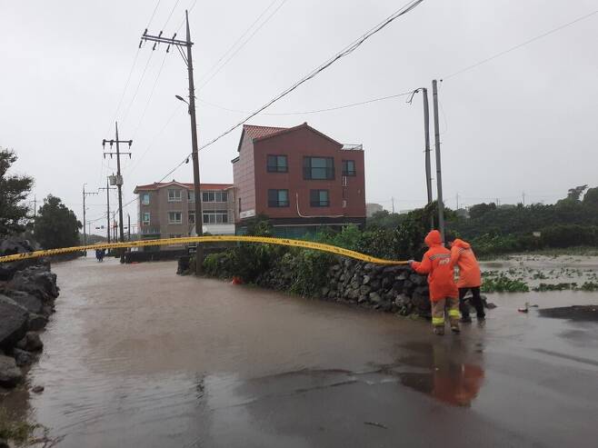 제주시 조천읍 도로가 17일 새벽 폭우로 침수돼 통행이 금지됐다. 제주도 소방안전본부 제공