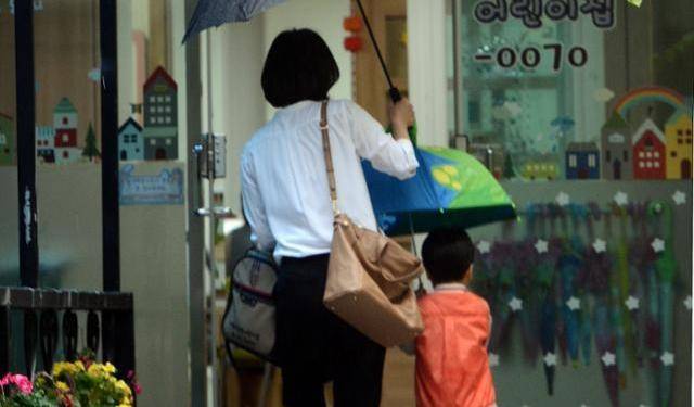 직장맘의 일상은 자책, 분투, 비장함 등으로 가득하다. 한국일보 자료사진