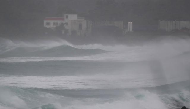 제4호 태풍 찬투가 제주에 최근접한 17일 오전 서귀포시 성산읍 섭지코지 인근 해변에 거친 파도가 일고 있다. 뉴스1