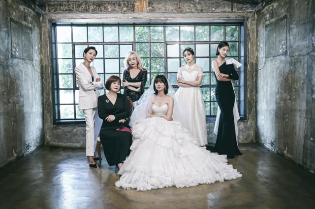 JTBC '브라이드×클럽'은 결혼 문턱에 선 예비 신부들의 고민 해결 토크쇼다. JTBC 제공