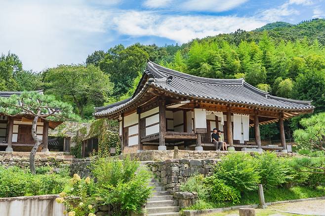 전북 완주 ‘오성한옥마을’은 조용히 은둔하기에도, 차 한잔하며 쉬어 가기에도 좋은 장소다. 종남산 자락 비탈에 24채의 한옥이 들어앉아 있다. 마을 꼭대기의 아원고택은 3년 전 방탄소년단이 화보를 찍고 간 뒤 세계적인 명소가 됐다.
