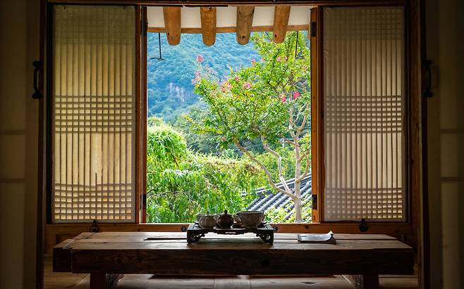 한옥 스테이 ‘소양고택’ 안채에서 내다본 창밖의 풍경. 한옥의 창과 문은 가장 훌륭한 액자다.