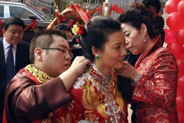 여배우 처샤오와 결혼 당시 리자오후이가 목걸이를 걸어주고 있다. /사진=연합뉴스