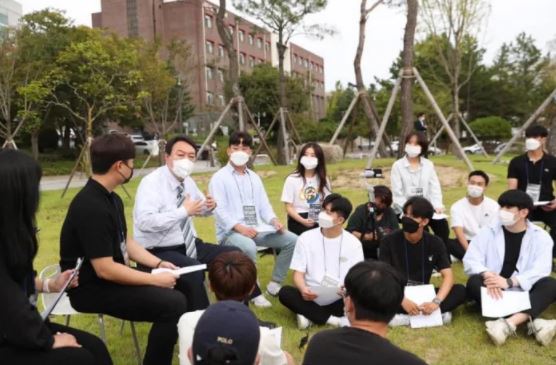 Former Prosecutor General Yoon Seok-youl, a presidential candidate of the People Power Party speaks with students at Andong National University on September 13. Yoon Seok-youl’s Facebook account