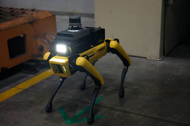 기아 오토랜드 광명에 투입된 4족 보행 로봇 ‘스팟’. 현대차그룹 제공