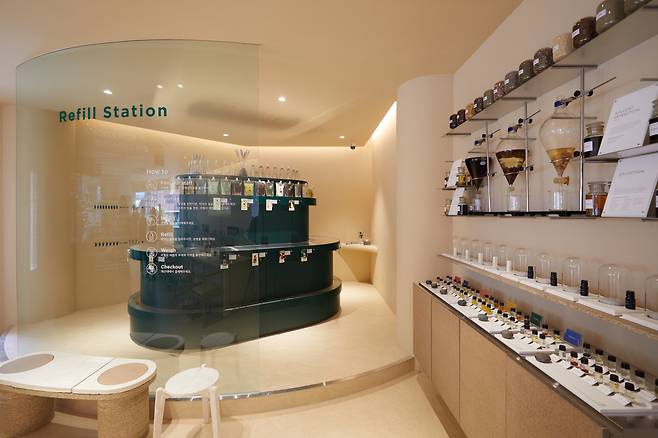 A shampoo and body wash refilling station is located at Aromatica’s flagship store in Gangnam, southern Seoul. (Aromatica)