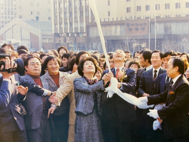 조용기 목사가 1984년 11월 대성전 앞 대형십자가 준공식에서 아내 김성혜 사모와 기념천을 당기고 있다. 십자가 탑은 기도하는 손을 상징하며 높이는 33m다.