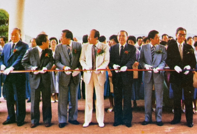 조용기 목사(가운데)가 1988년 엘림복지타운 준공식에서 테이프를 자르고 있다. 불우 청소년과 무의탁 노인을 위한 사회복지 시설로 당시 150억원의 공사비가 투입됐다.