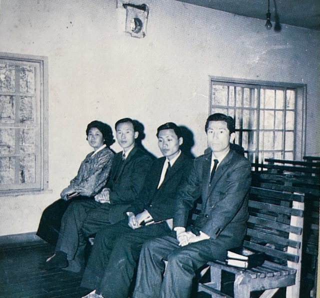 조용기 목사(왼쪽 두번째)가 1960년 전도사 임명식에 참석했다.