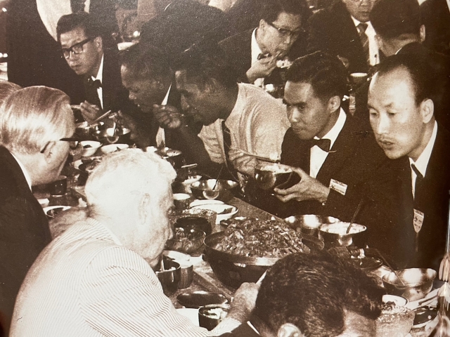 조용기 목사가 1969년 제3회 기독교하나님의성회 동북아시아 대회에 참석한 동남아 13개국 대표와 함께 한식집에서 불고기 식사를 하고 있다.