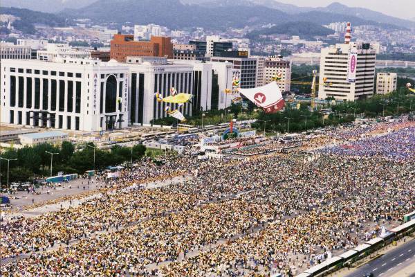 조용기 목사가 이끈 집회는 자주 세계인의 이목을 사로잡았다. 사진은 1994년 서울 여의도광장에서 열린 ‘10·3 세계기도대회’를 촬영한 것으로 당시 여의도광장에는 100만명 넘는 성도가 모였다. 여의도순복음교회 제공