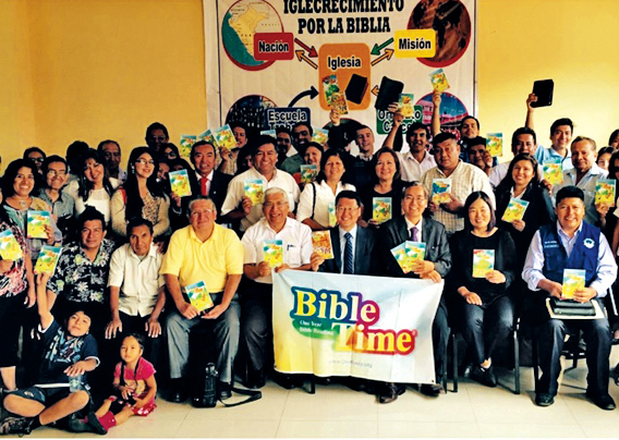 방도호(앞줄 오른쪽 세 번째) 선교사가 페루 수도 리마에 세운 ‘파밀리아 데 디오스’ 교회에서 2018년 성경읽기 프로그램인 ‘바이블타임’에 참여한 50여개 교회·단체 사역자들과 기념사진을 찍고 있다. 방 선교사 제공