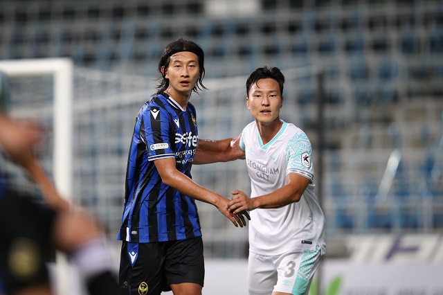 인천 김현, 성남 권경원. 사진=한국프로축구연맹 제공