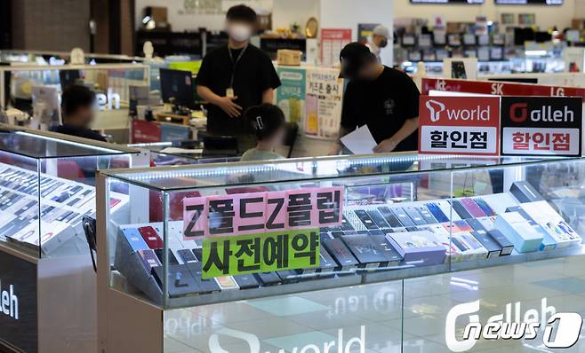 (서울=뉴스1) 이재명 기자 = 삼성전자 폴더블폰 신제품 '갤럭시Z폴드3'와 '갤럭시Z플립3'의 흥행 조짐을 보이고 있다. 예약 판매량은 80만대를 넘어선 것으로 추산된다. 전작보다 다듬어진 디자인과 40만원 낮은 출고가 등이 폴더블폰에 대한 진입장벽을 낮췄다는 평가가 나온다. 24일 통신 업계에 따르면 지난 17일부터 23일까지 일주일간 진행된 폴드3와 플립3의 예약 판매량은 약 60만대로 집계된다. 삼성전자의 자급제 물량을 합치면 총 80만대에 달할 것이라는 추산이다. 약 8만대 수준이었던 지난해 폴드2, 약 30만대 수준인 올해 초 S21의 사전 판매량을 넘어섰다. 전작과 비교하면 예약 판매량은 10배 늘었다. 사진은 이날 오후 서울 용산구 스마트폰 판매 대리점에 갤Z폴드3·플립3 사전예약 문구가 게시돼 있다. 2021.8.24/뉴스1