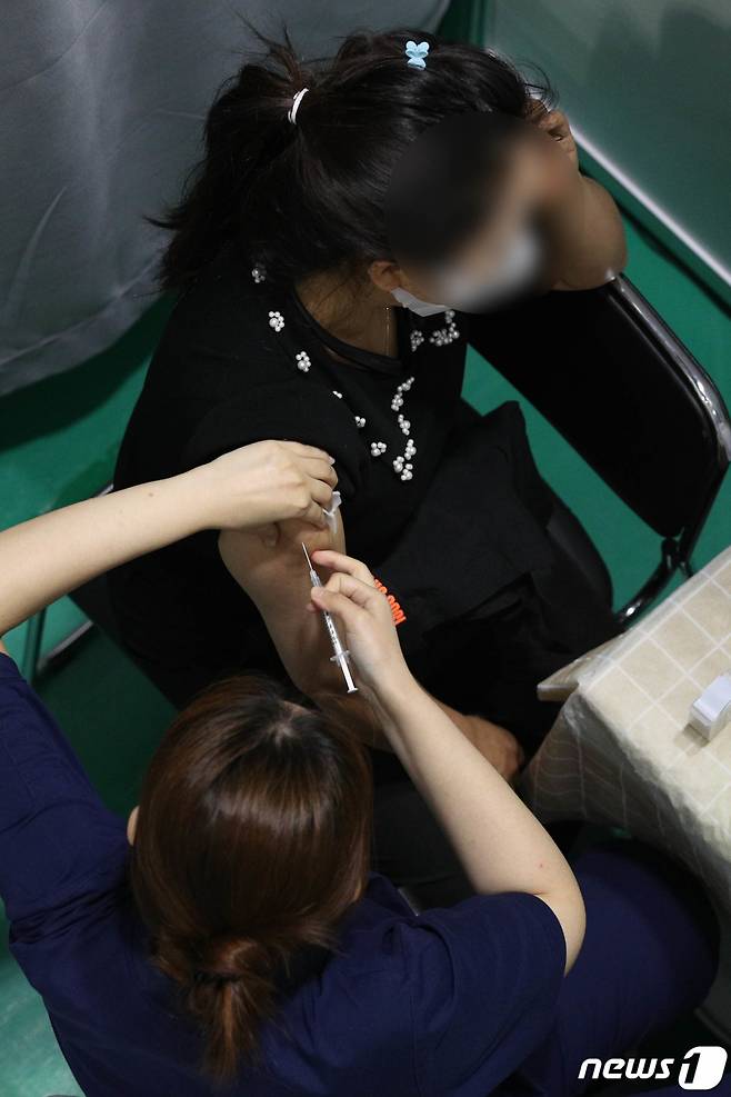 (서울=뉴스1) 성동훈 기자 = 17일 코로나19 백신 1차 접종률이 70%를 넘어설 것으로 예상된다. 지난 2월 26일 고위험군 노인을 대상으로 백신 접종을 시작한 지 203일 만이다. 앞서 정부는 추석 연휴 전까지 1차 접종률 전 국민 70%를 달성하겠다고 공헌했다. 추석 연휴 직전 이를 달성할 가능성이 높은 만큼 다음 목표는 현재 40%대에 머물고 있는 2차 접종률을 최대한 끌어올리는데 집중될 전망이다. 사진은 이날 오전 서대문구 북아현문화체육센터에 마련된 코로나19 백신 접종센터 모습. 2021.9.17/뉴스1