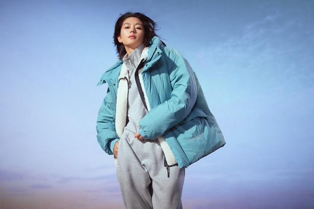 네파가 8년째 전속모델로 활동하고 있는 배우 전지현과 '요즘 아웃도어룩'을 컨셉으로 촬영한 네파 FW 화보를 공개했다./사진제공=네파