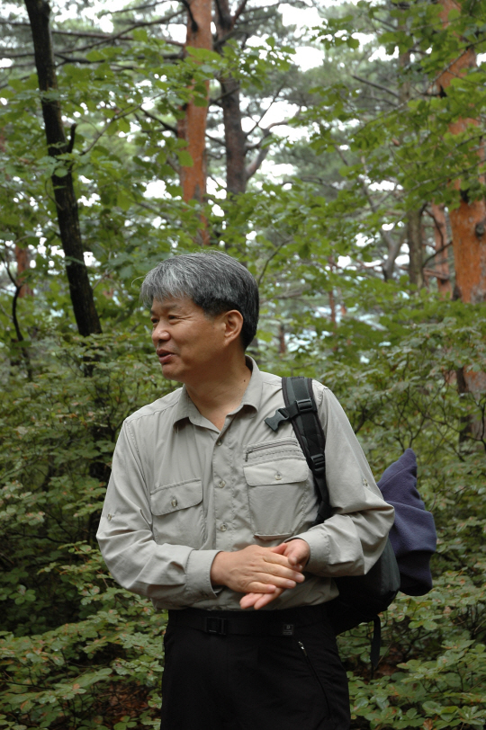 2005년 9월 대관령 소나무 숲 탐방에 나선 전영우 문화재위원장.  전영우 문화재위원장 제공