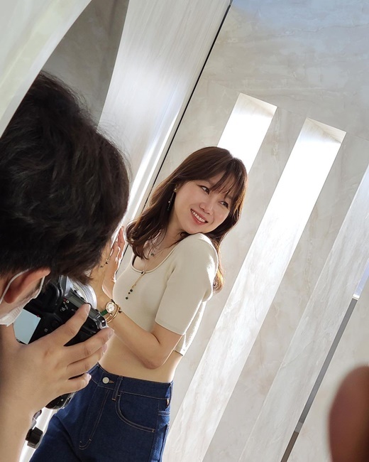 Actor Gong Hyo-jin, 41, showed off her slim figureOn the 17th Management Forest Instagram, there were several photos of Gong Hyo-jin along with the article No, how do my heart if you are so beautiful?In the photo, Gong Hyo-jin showed off his younger visuals with his bangs down purely.In the appearance of Gong Hyo-jin, who poses naturally, the smell of pro is conveyed.Gong Hyo-jin showed off a handful of waists in ivory croppies and jeans, with her incredible figure as 42 and girly visuals admiring.The netizens who saw this responded such as So beautiful sister, Hair style is so beautiful and Beautiful daily.