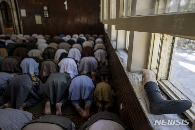 [AP/뉴시스] 17일 아프간 수도 카불의 모스크에서 금요 기도가 행해지는 가운데 창틀에 누군가의 의족이 놓여 있다