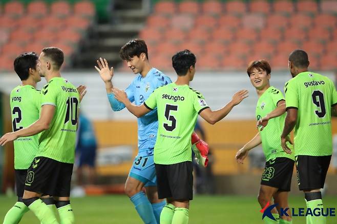승리 후 기뻐하는 전북 현대 선수들. 한국프로축구연맹 제공