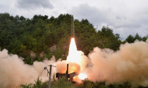 북한 조선중앙통신이 16일 공개한 사진에 15일 북한 모처에 있는 열차에서 미사일이 시험 발사되고 있다. 평양=AP/뉴시스_조선중앙통신 갈무리