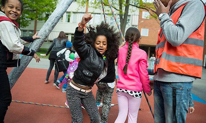 스웨덴 학생들이 운동장에서 활동 시간을 즐기고 있다. Ann-Sofi Rosenkvist(imagebank.sweden.se)