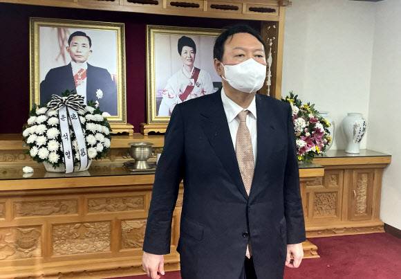 국민의힘 대권주자인 윤석열 전 검찰총장이 17일 경북 구미시 상모동에 있는 박정희 전 대통령의 생가를 찾아 살펴보고 있다. 연합뉴스