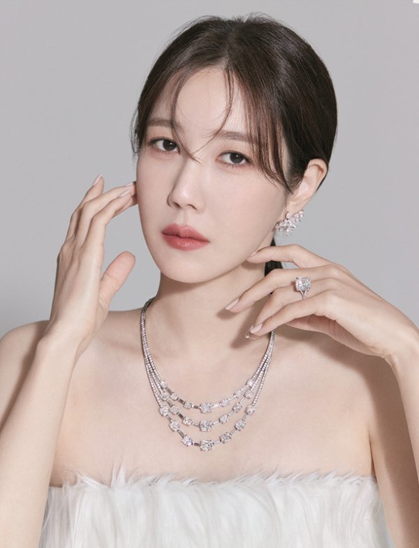 A jewelery pictorial with actor Lee Ji-ah has been released.Lee Ji-ah, who decorated the cover of the magazine Noblesse, captivated Sight with his unique Elegance beauty and alluring figure.More pictorials by Lee Ji-ah can be found in the October issue of Noblesse.