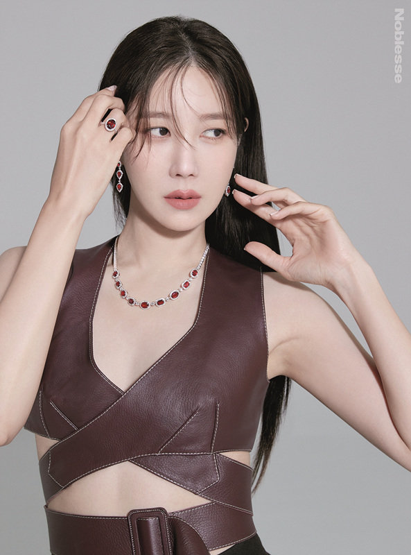 A jewelery pictorial with actor Lee Ji-ah has been released.Lee Ji-ah, who decorated the cover of the magazine Noblesse, captivated Sight with his unique Elegance beauty and alluring figure.More pictorials by Lee Ji-ah can be found in the October issue of Noblesse.