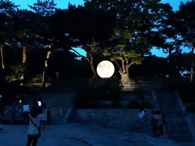 창경궁 풍기대에 설치한 대형 보름달 모형 (사진=문화재청)