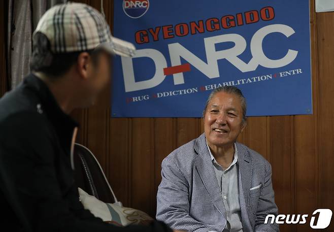 1일 경기 남양주시에 위치한 마약중독재활센터 경기 다르크(DARC, Drug Addiction Rehabilitation Center)에서 임상현 센터장이 입소자와 대화하고 있다. 2021.9.1/뉴스1 © News1 신웅수 기자