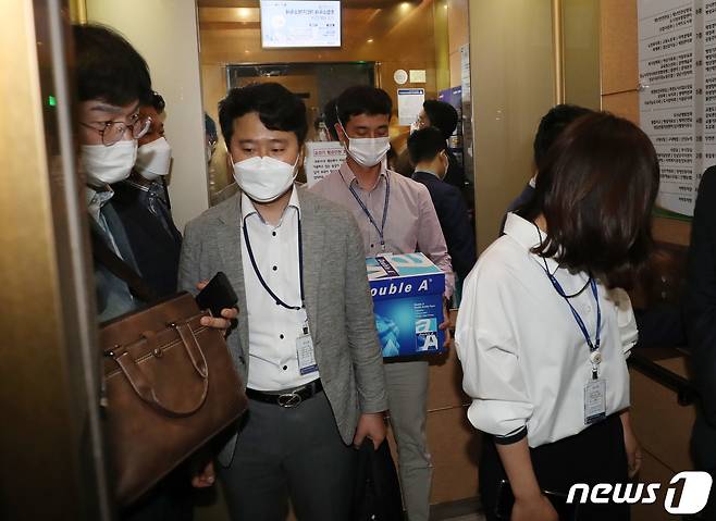 은수미 성남시장의 채용비리 의혹을 수사 중인 경찰이 24일 오후 경기도 성남시 중원구 성남시청에서 압수수색을 마치고 압수품을 챙겨 나오고 있다. 2021.5.24/뉴스1 © News1 김영운 기자