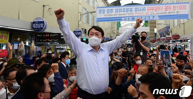 국민의힘 윤석열 대선 경선 후보가 추석 연휴인 18일 경남 창원시 마산합포구 어시장을 찾아 상인과 시민들에게 인사를 하고 있다.2021.9.18./뉴스1 © News1 강대한 기자