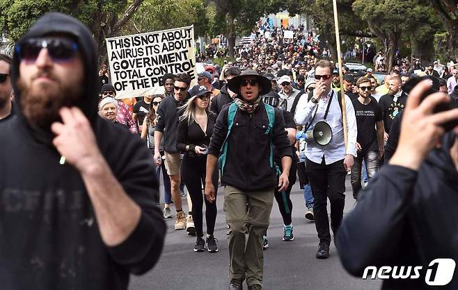 18일 호주 멜버른에서 도시 봉쇄에 반대하는 시위대가 행진하고 있다. © AFP=뉴스1
