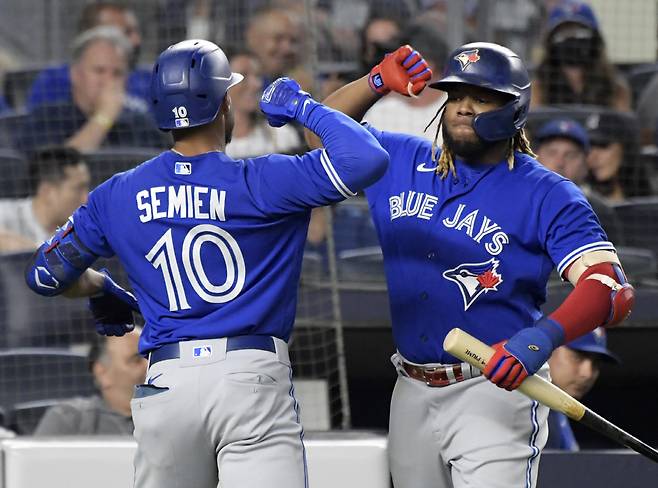 Toronto Blue Jays' Marcus Semien (10) celebrates with Vladimir Guerrero Jr. after Semien hit a home run against the New York Yankees during the fifth inning of a baseball game Tuesday, Sept. 7, 2021, at Yankee Stadium in New York. (AP Photo/Bill Kostroun)







<저작권자(c) 연합뉴스, 무단 전재-재배포 금지>