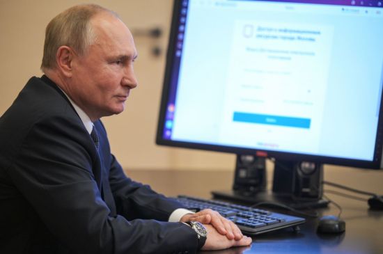자가격리 중인 블라디미르 푸틴 러시아 대통령이 온라인 투표를 통해 러시아 하원의원 선거에 참여하고 있다. [이미지출처=타스연합뉴스]